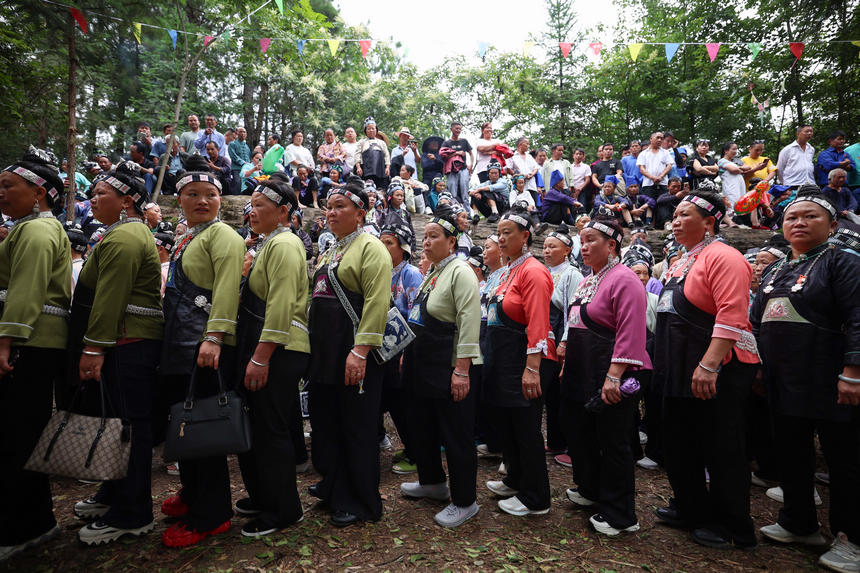 村民在“爬坡節”現場跳蘆笙舞。楊勝賢攝