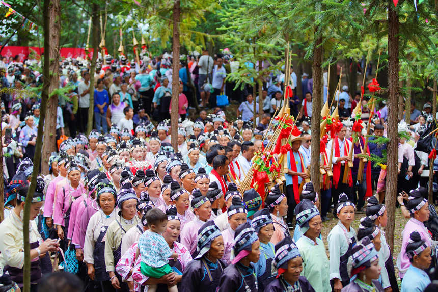 村民在“爬坡節”現場跳蘆笙舞。楊武魁攝