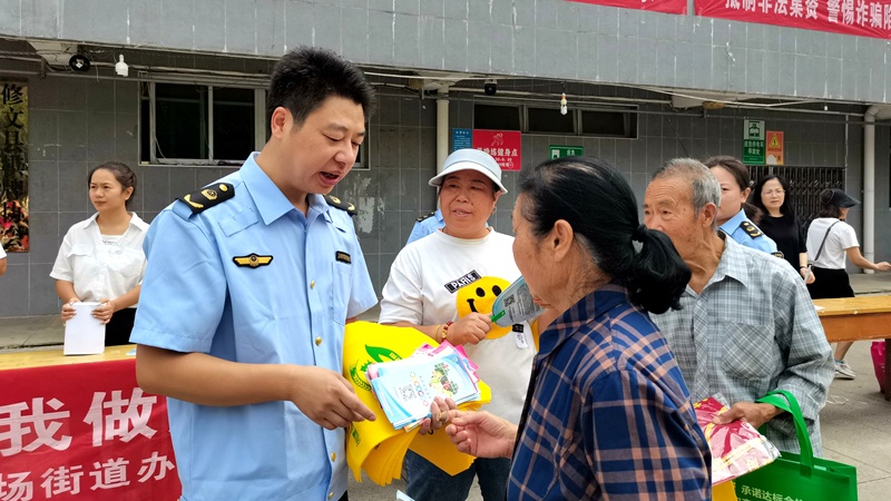 工作人員現場給群眾解答問題 伍維玉 攝.jpg