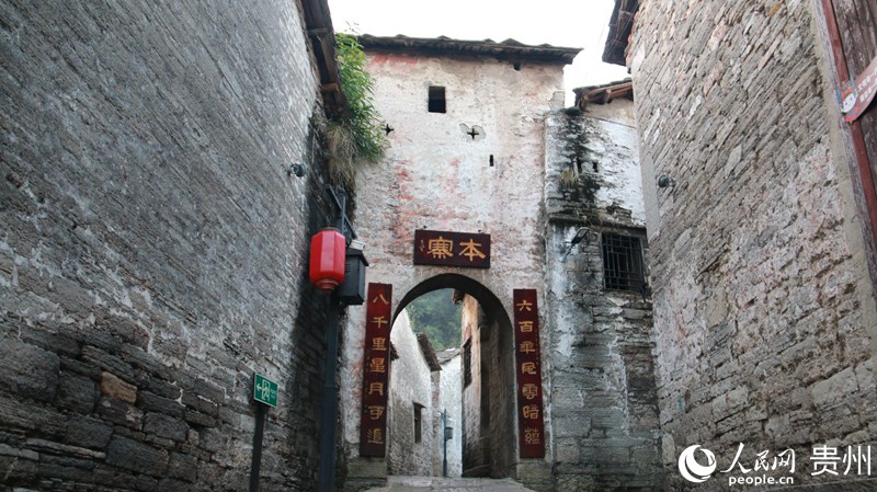 本寨的石頭巷道。人民網 李永馨攝