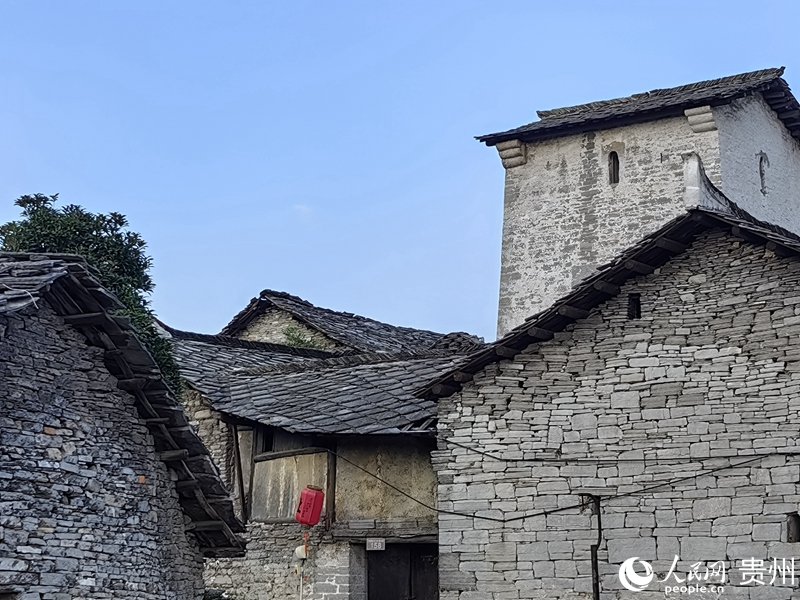 本寨的石板房。人民網 李永馨攝