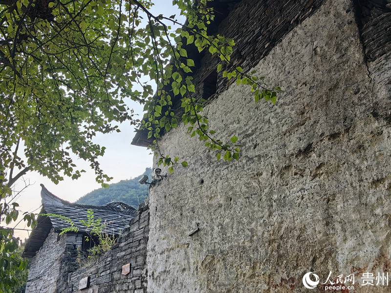 斑駁的墻壁下是歲月的痕跡。人民網 李永馨攝