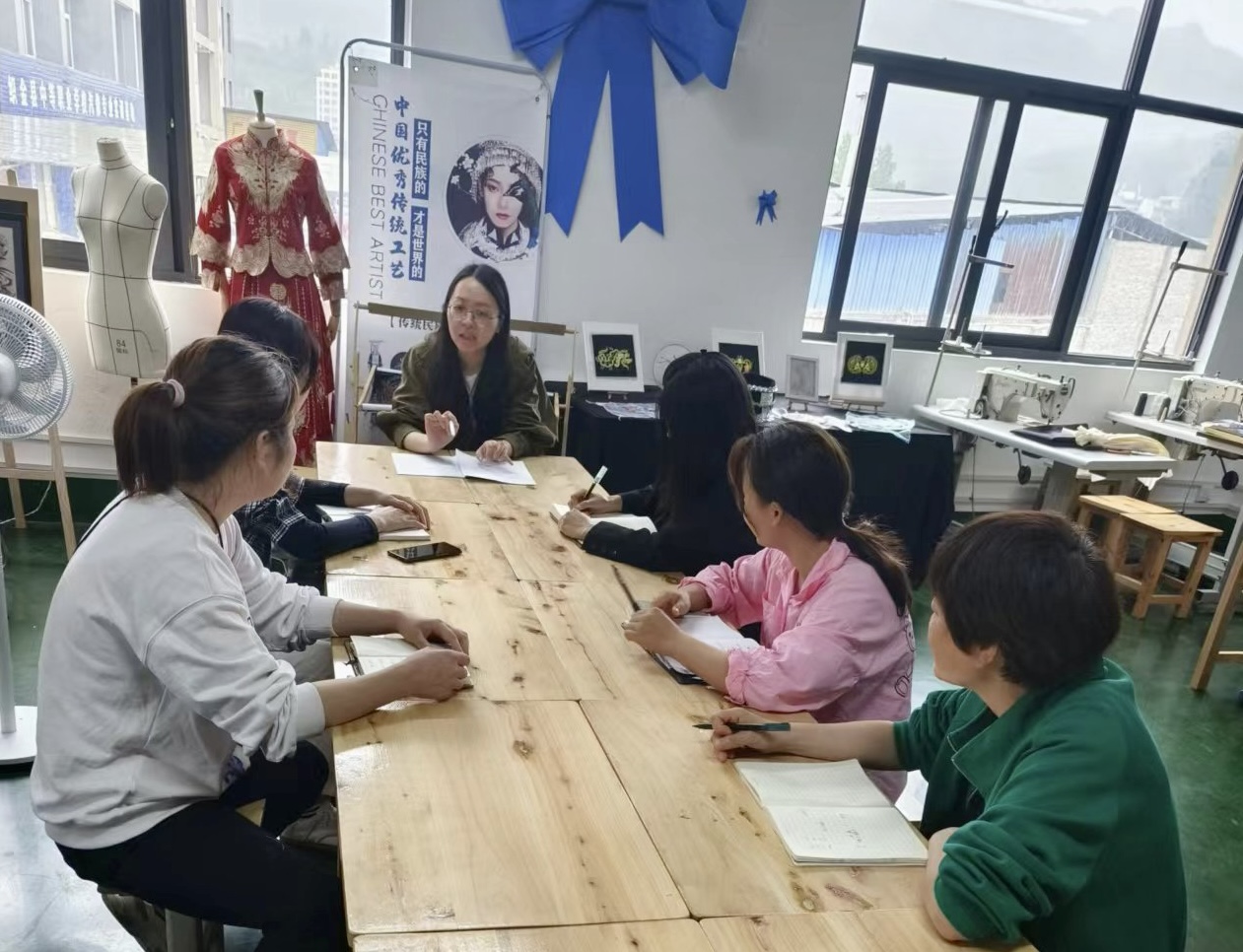 2.胡?，摚ㄖ校┙M織服裝部老師開展教研活動。受訪者供圖