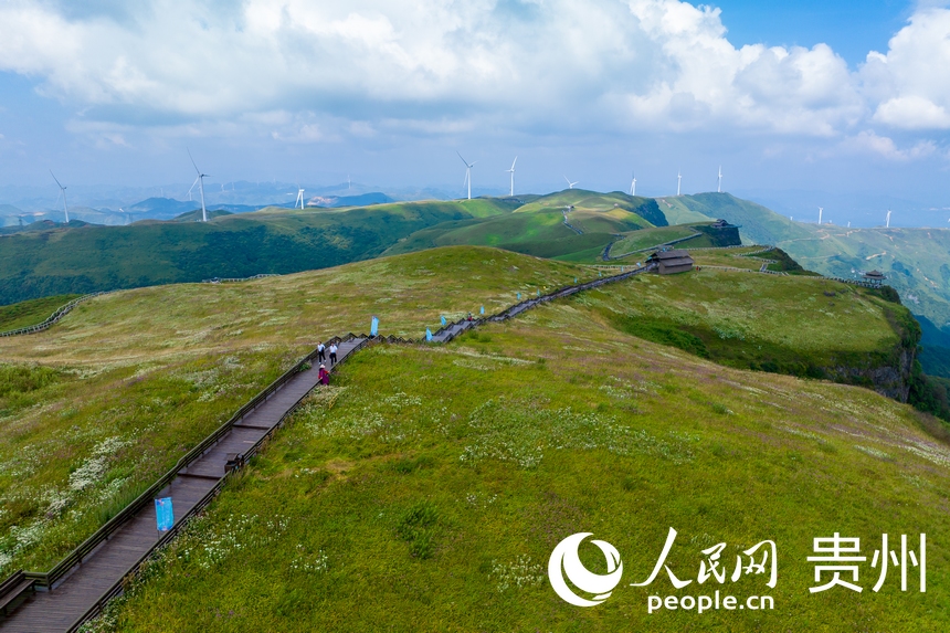 航拍韭菜坪景區。人民網 涂敏攝