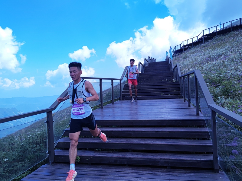 選手們在韭菜坪景區主峰馬拉松跑道前進。張春雷攝