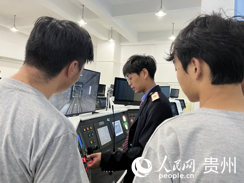 學生上實訓課。人民網 李麗萍攝