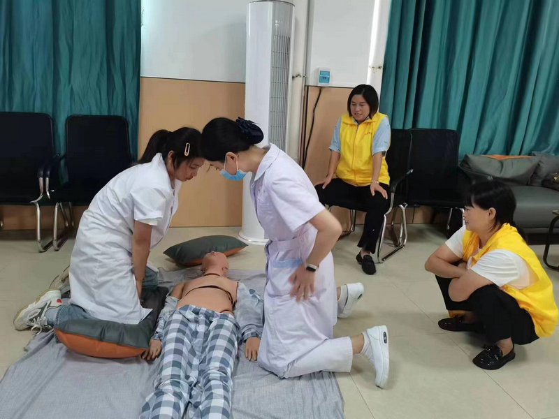 大朗組團護師在敬老院開展急救技能提升應急處理能力培訓。