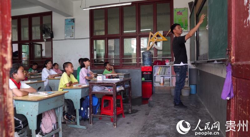 唐遠正在使用洋蔥學園微課資源教學。人民網 陳潔泉攝.jpg