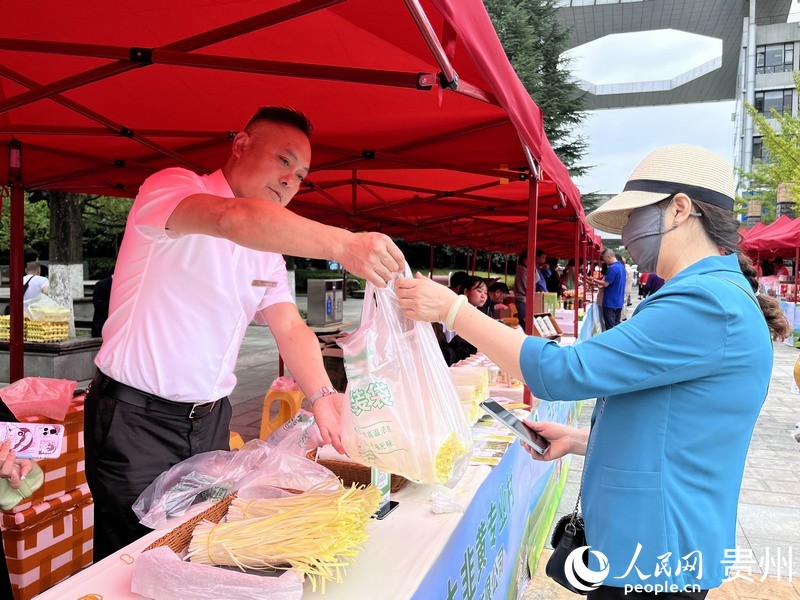 展示會現場，市民正在選購優質農產品。人民網 陳潔泉攝 .jpeg