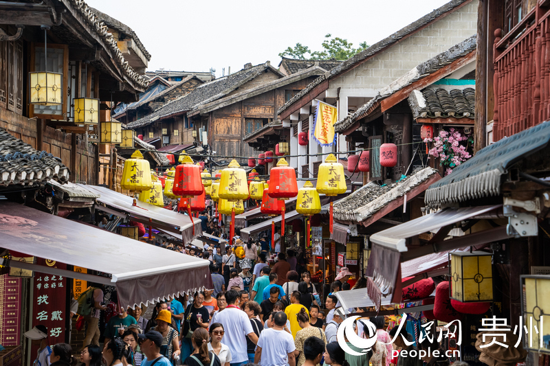 青巖古鎮游人如織。人民網 陽茜攝