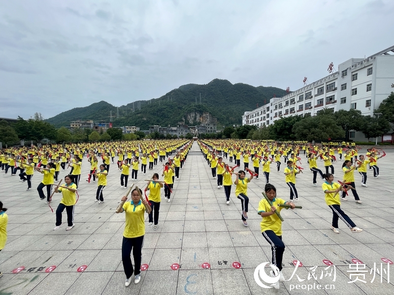 望謨民族中學的學生手持竹竿跳大課間操。人民網記者 高華攝