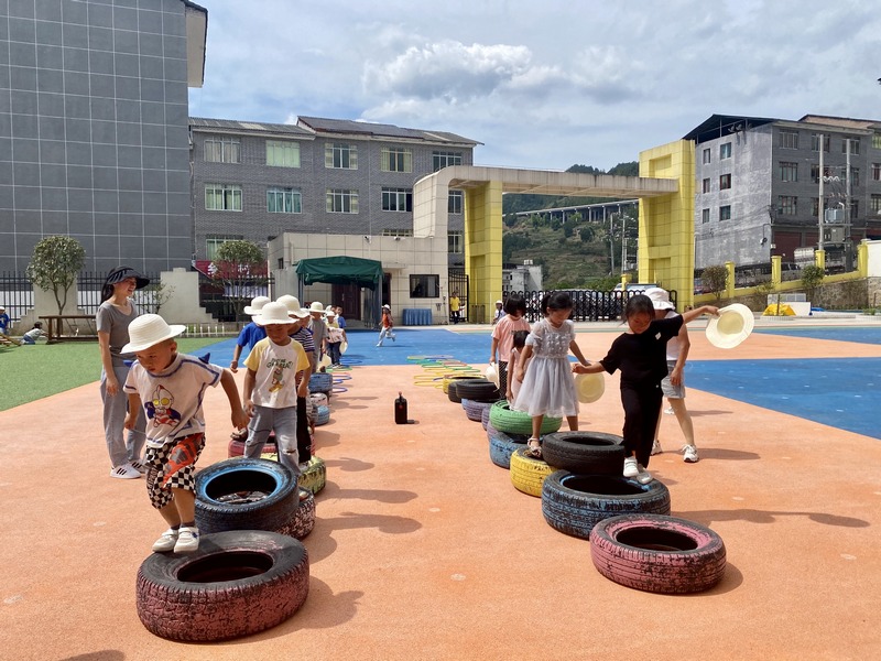 老師帶領孩子們開展室外活動。