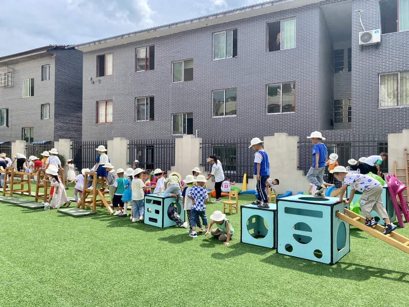 正在玩耍的小朋友。