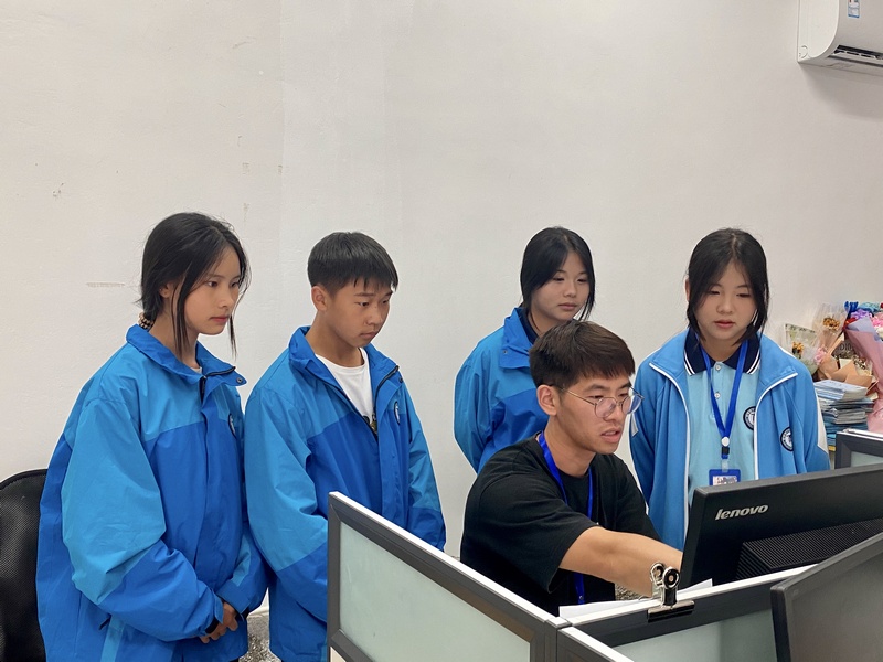 援黔老師為同學們課后解答。