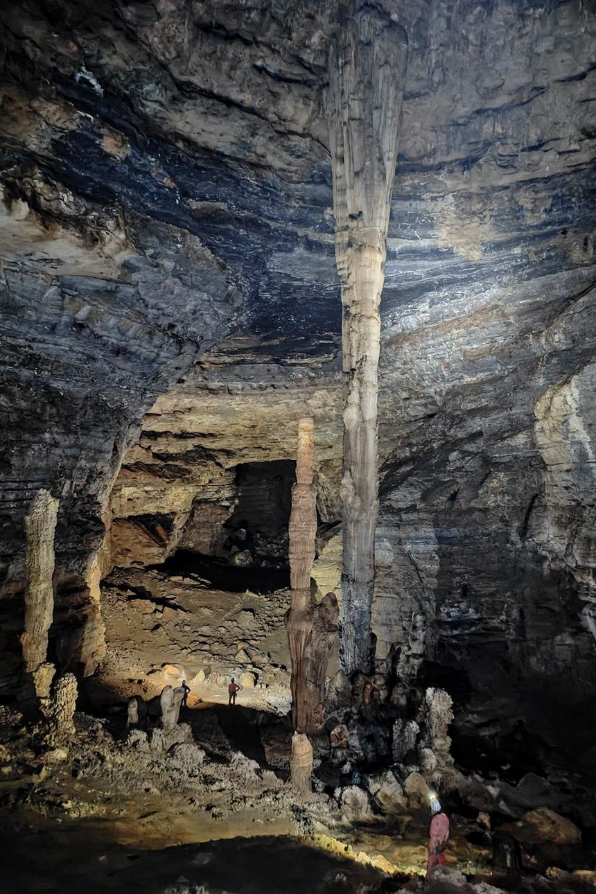 專家在雙河洞內進行科學考察。貴州省山地資源研究所供圖