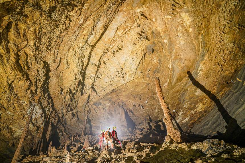 專家在雙河洞內進行科學考察。貴州省山地資源研究所供圖