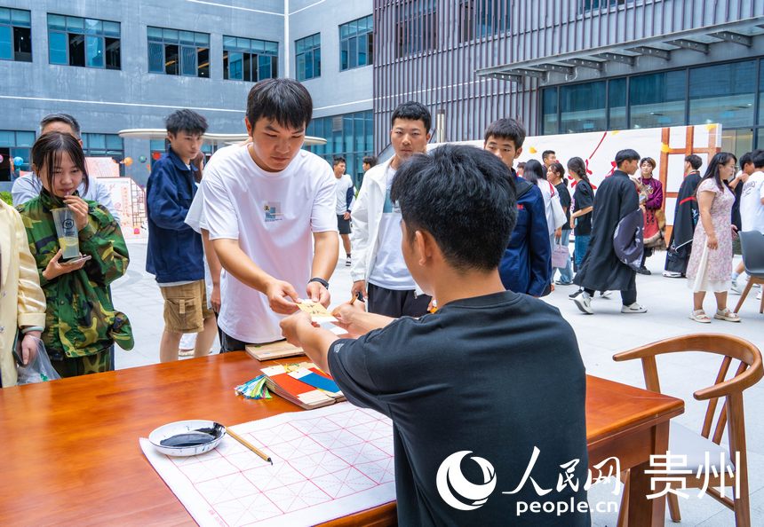 中秋國慶游園會活動現場。人民網 陽茜攝