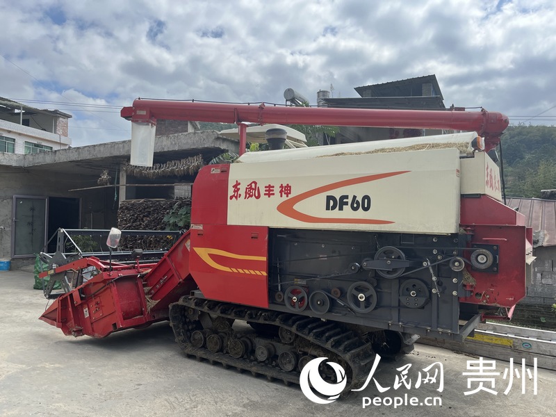 停放在李進松家門口的農機具。人民網 李麗萍攝