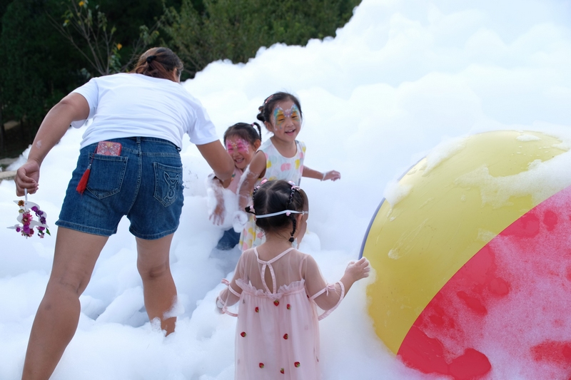 9月30日，在施秉縣甘溪鄉望城村，不少游客帶孩子到此度過歡樂祥和的中秋、國慶節。