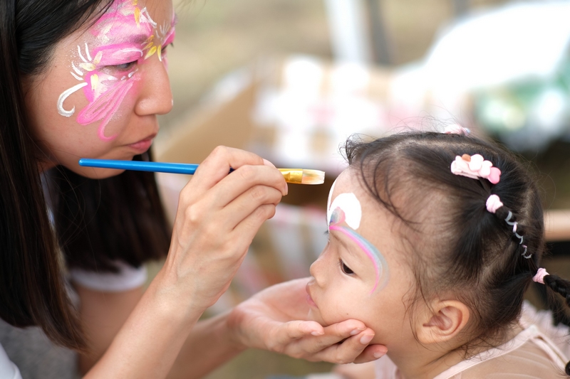 9月30日，在施秉縣甘溪鄉望城村，不少游客帶孩子到此度過歡樂祥和的中秋、國慶節。