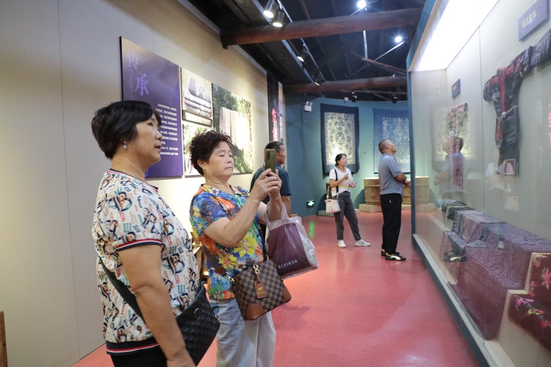 游客在石阡非遺博物館參觀，了解石阡非遺文化 楊文美攝