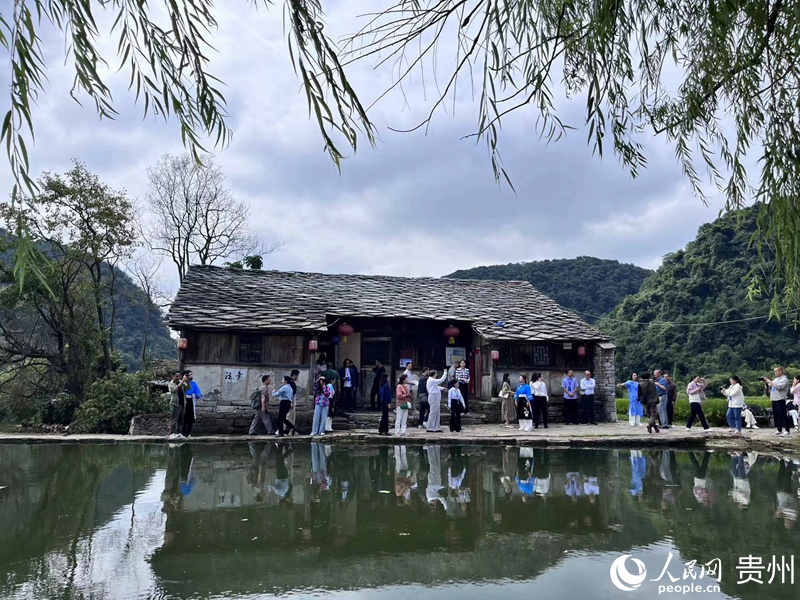 游客正在參觀安順屯堡村寨。人民網 陳潔泉攝