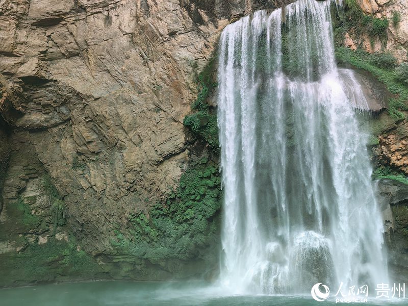 羊皮洞瀑布。人民網 李永馨攝