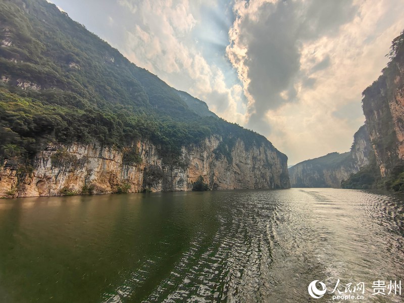 坐船前往羊皮洞瀑布。人民網 李永馨攝