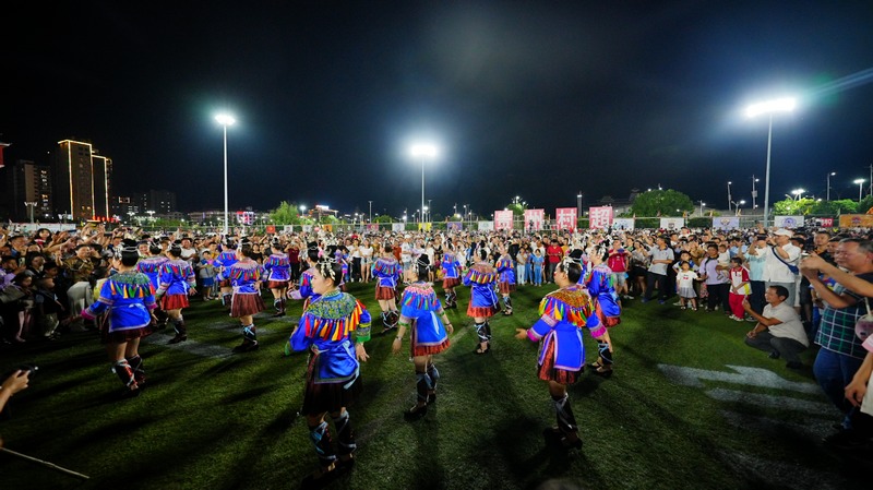 比賽間隙上演少數民族歌曲表演。周光勝攝