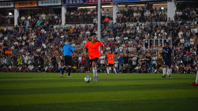 貴州“村超”小組賽現場。周光勝攝