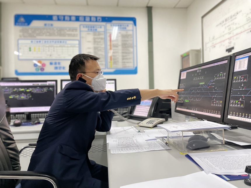 車站工作人員盯控貴廣提質施工。圖片由國鐵集團提供