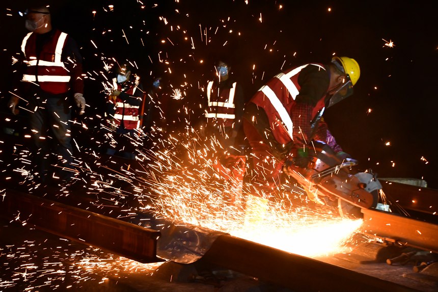 貴廣線提質改造中，工作人員正在作業。尹立攝