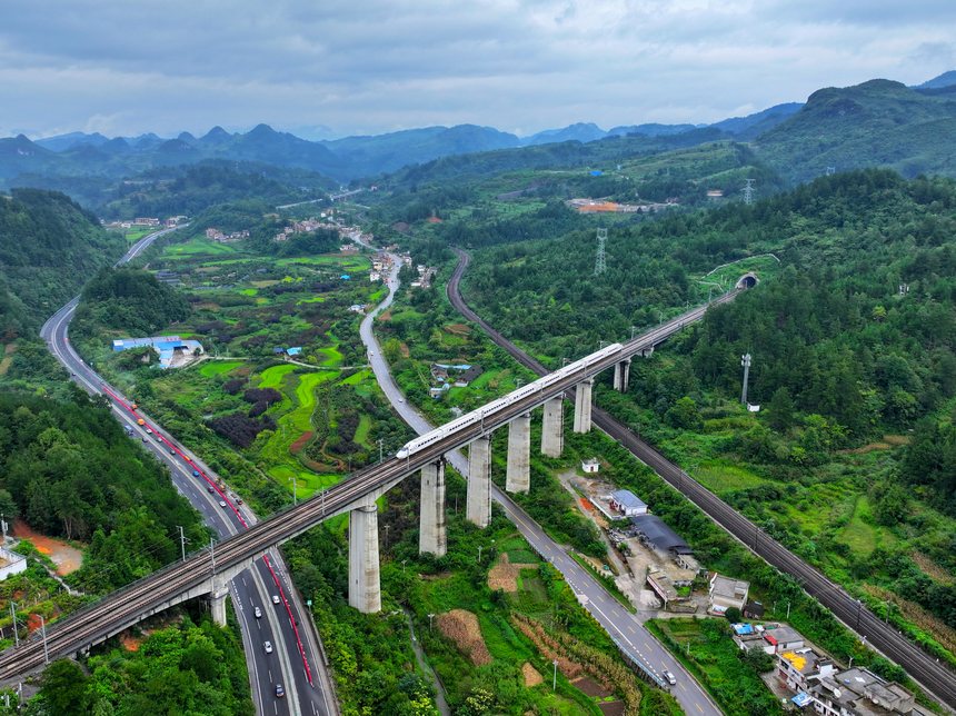 圖為航拍貴廣高鐵行駛在龍里北至都勻東區間。張申攝