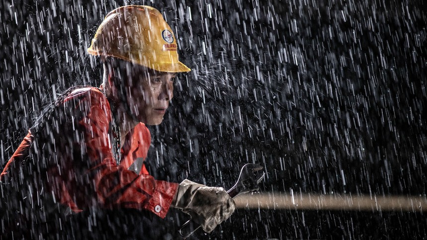 貴廣線提質改造中，工作人員正在準備拆除接地線。韋正凌攝