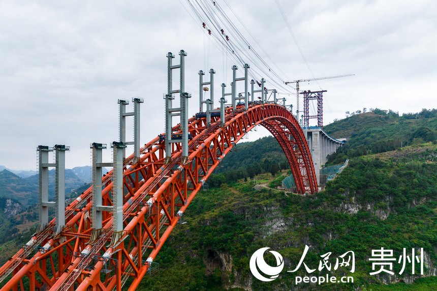 航拍貴州納晴高速白水河特大橋施工現場。人民網記者 涂敏攝