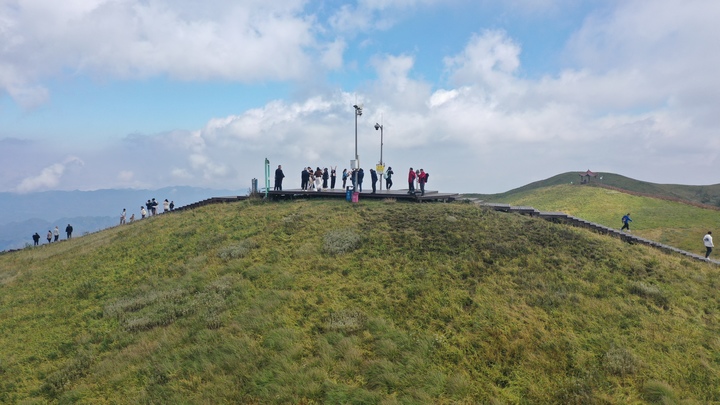 游客在阿西里西?韭菜坪景區拍照留影。謝永奇攝