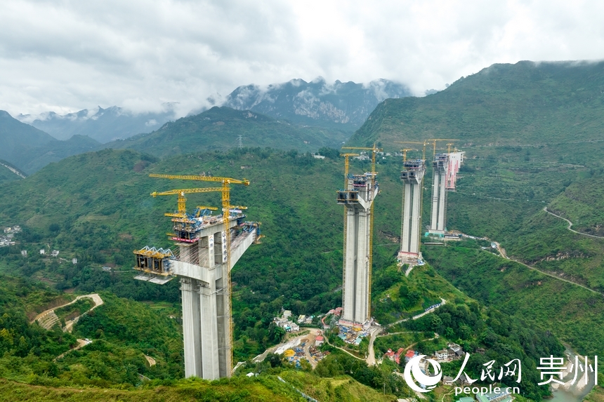 航拍建設中的納晴高速六枝大橋。人民網記者 涂敏攝