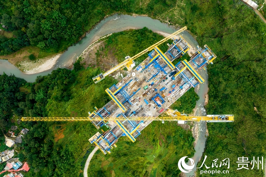 航拍建設中的納晴高速六枝大橋。人民網記者 涂敏攝