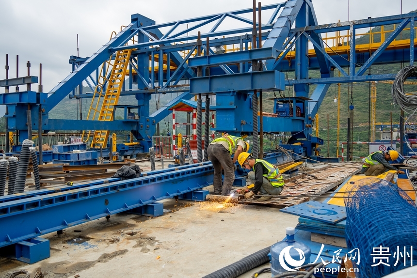 工人們在196米高的橋墩主梁上施工。人民網記者 涂敏攝