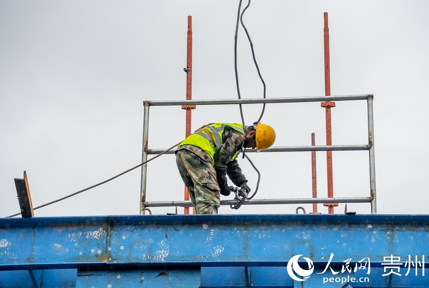 工人們在196米高的橋墩主梁上施工。人民網記者 涂敏攝