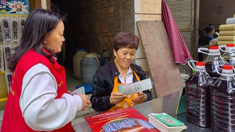 志愿者正在向群眾講解農村垃圾“五點減量法” 修文縣六廣鎮--唐世蕓 攝.jpeg