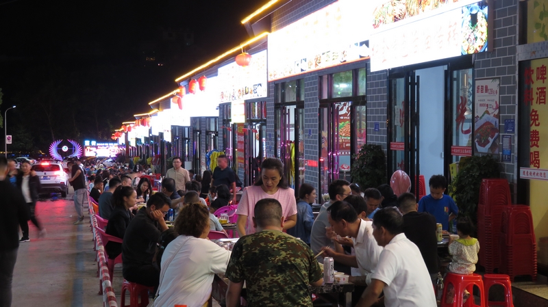 夜市美食街火爆。