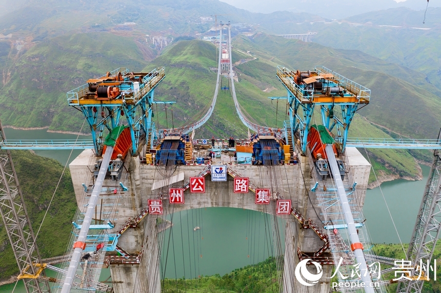 航拍建設中的納晴高速牂牁江大橋。人民網記者 涂敏攝