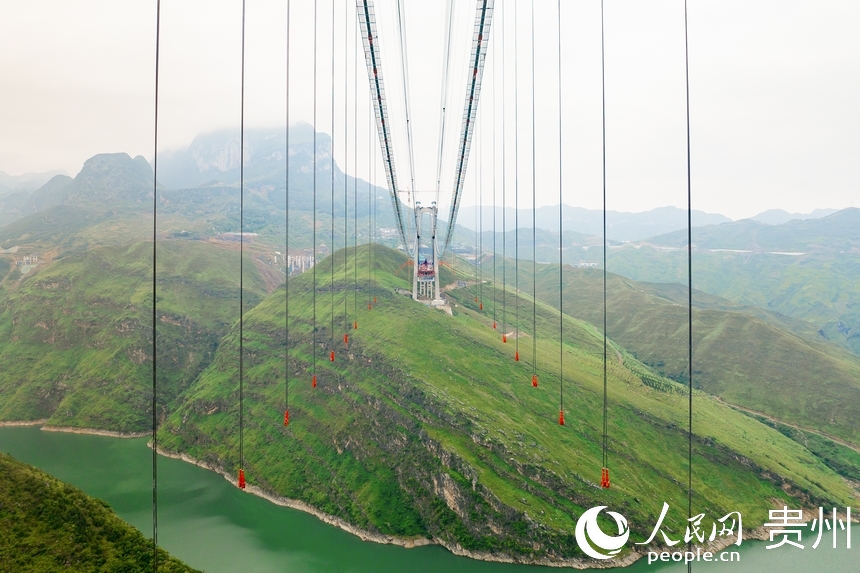 航拍建設中的納晴高速牂牁江大橋。人民網記者 涂敏攝