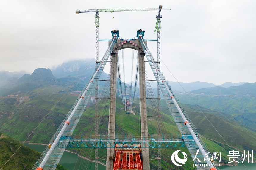 航拍建設中的納晴高速牂牁江大橋。人民網記者 涂敏攝