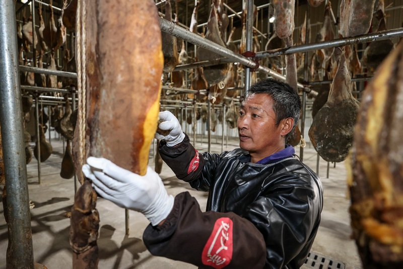 工人查看火腿情況。