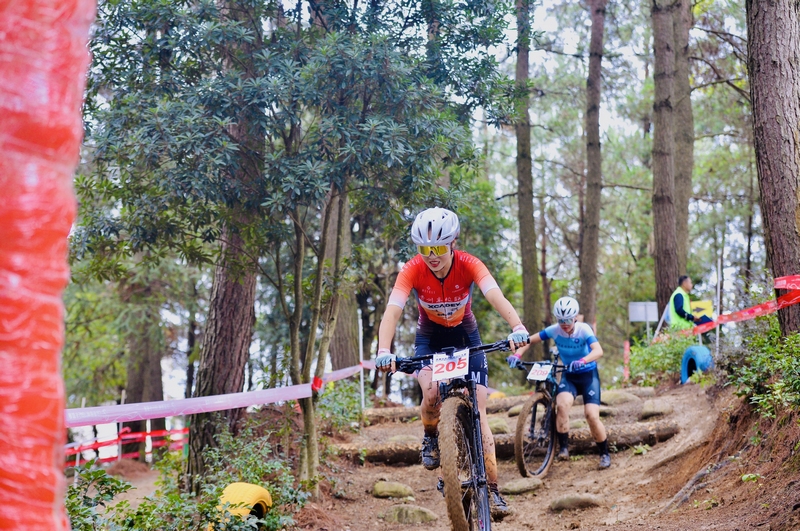 女子組選手比賽中。向憶峰攝