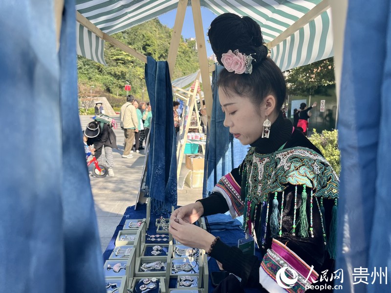 手工藝者介紹產品設計理念。人民網 李麗萍攝