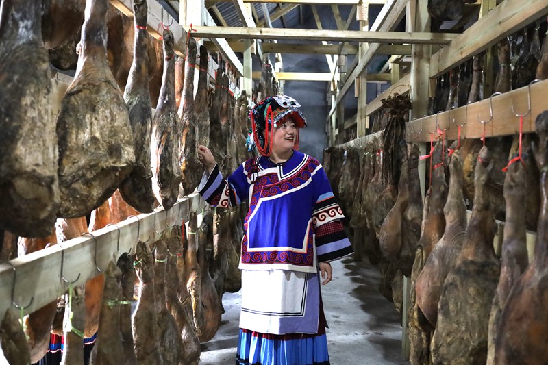 排排火腿正在廠房內風干發酵。付吉昌攝