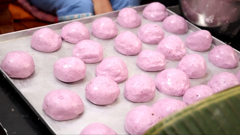 包好餡的荷葉粑。夏福青供圖